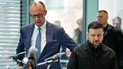 Bundekanzler Friedrich Merz und der ukrainische Präsident Wolodymyr Selenskyj bei der Präsentation einer Drohne in Berlin