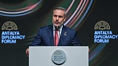 وزير الخارجية التركي هاكان فيدان يتحدث خلال الحفل المفتوح في منتدى أنطاليا الدبلوماسي، في أنطاليا، جنوب تركيا، الجمعة 17 أبريل 2026. (صورة AP/رضا أوزيل)