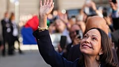 Die venezolanische Oppositionschefin María Corina Machado grüßt, bevor sie am siebzehnten April zweitausendsechsundzwanzig den Goldenen Schlüssel der Stadt Madrid erhält.