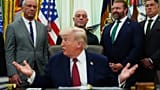 Präsident Donald Trump spricht zu den Anwesenden im Oval Office des Weißen Hauses, 18. April 2026, in Washington.