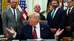 Präsident Donald Trump spricht zu den Anwesenden im Oval Office des Weißen Hauses, 18. April 2026, in Washington.