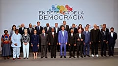İspanya Başbakanı Pedro Sanchez (ortada), İspanya'nın Barselona kentinde düzenlenen İlerici Küresel Seferberlik zirvesinin katılımcılarıları ile poz veriyor, 18 Nisan 2026.