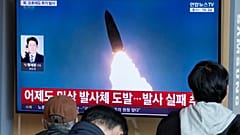 Ein Fernsehbildschirm zeigt ein Dateibild des nordkoreanischen Raketenstarts während einer Nachrichtensendung im Bahnhof von Seoul, Südkorea, Mittwoch, 8. April 2026.