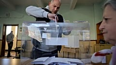 Egy férfi leadja szavazatát egy szófiai szavazókörben 2026. április 19-én, vasárnap.