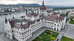 Diese Drohnenaufnahme zeigt das ungarische Parlamentsgebäude in Budapest am Donnerstag, 16. April 2026. (Tibor Illyes/MTI via AP)