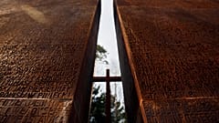 Los nombres de los 22.000 prisioneros de guerra polacos asesinados por el NKVD en 1940 grabados en el muro del monumento conmemorativo de Katyn, 7 de abril de 2010.
