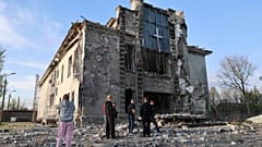 Donnerstag, 16. April 2026:  Anwohner vor den Trümmern einer Baptistenkirche in Saporischschja, die durch eine russische Fliegerbombe beschädigt wurde