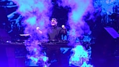 Der portugiesische Priester und DJ Padre Guilherme legt bei einem kostenlosen Elektro-Event auf der Plaza de Mayo in Buenos Aires auf.