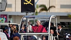 Papst Leo XIV. winkt nach seiner Ankunft in Luanda in Angola am Samstag, 18. April 2026, am sechsten Tag seiner elftägigen Pastoralreise nach Afrika.
