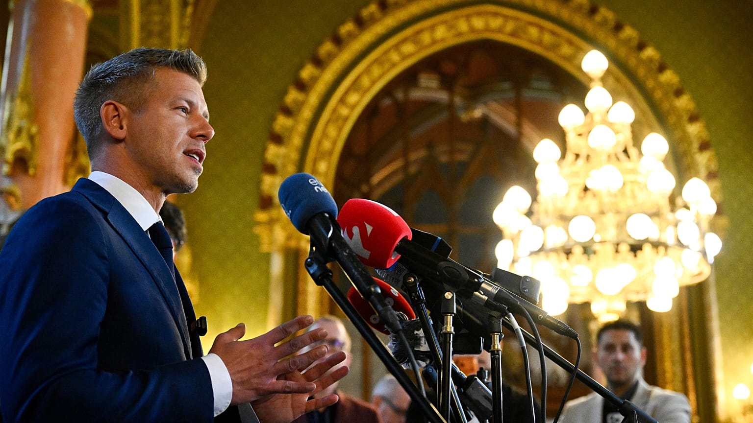 Premier-elekt Peter Magyar, rozmawia z mediami w Budapeszcie na Węgrzech w piątek, 17 kwietnia 2026 r.