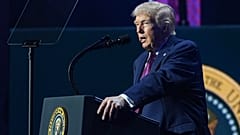 Prezydent Donald Trump przemawia podczas wydarzenia organizowanego przez Turning Point USA w kościele Dream City Church w piątek, 17 kwietnia 2026 r.