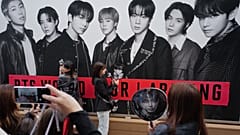 K-Pop-Fans versammeln sich vor dem Tokyo Dome und warten auf die BTS-World-Tour, Freitag, 17. April 2026.