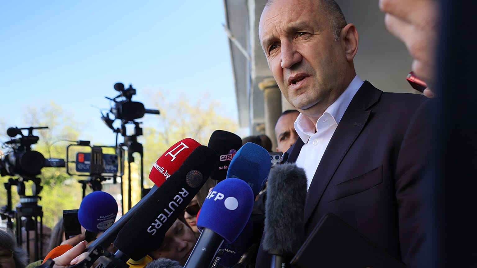 Ο πρώην πρόεδρος της Βουλγαρίας Ρούμεν Ράντεφ απευθύνεται στους δημοσιογράφους μετά την άσκηση του εκλογικού του δικαιώματος στη Σόφια