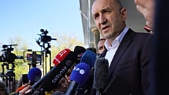 Ο πρώην πρόεδρος της Βουλγαρίας Ρούμεν Ράντεφ απευθύνεται στους δημοσιογράφους μετά την άσκηση του εκλογικού του δικαιώματος στη Σόφια