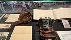 A kiállítás az Archive Full of Memories projekt keretében összegyűjtött archív anyagokat mutatja be. 