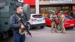 Agentes de la Policía están en el lugar donde un hombre armado mató al menos a seis personas en la calle antes de ser abatido, en Kiev, Ucrania, el sábado 18 de abril de 2026