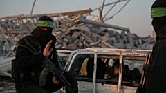 عناصر من "حماس" يبحثون عن رفات رهينة إسرائيلي في حي الزيتون بمدينة غزة، 7 يناير 2026