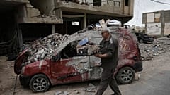 محمود غضبون يستعيد بعض مقتنياته من مبنى دمّرته غارة إسرائيلية سابقة، خلال وقف إطلاق النار في حي الحوش بمدينة صور، جنوبي لبنان، في 19 أبريل 2026