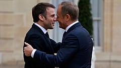 Le président français Emmanuel Macron accueille le Premier ministre polonais Donald Tusk, le lundi 12 février 2024, au palais de l'Élysée à Paris.