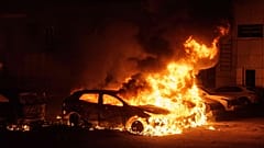 Um carro arde depois de um ataque do exército russo em Kiev, 16 de abril de 2025.