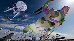 Drachen steigen beim Internationalen Drachenfestival im nordfranzösischen Berck in den Himmel, Samstag, 18. April 2026.