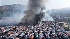 Ein Großbrand hat am 19. April 2026 eine Küstensiedlung in Sandakan in Malaysia zerstört, rund 1000 Häuser vernichtet und mehr als 9000 Menschen obdachlos gemacht.