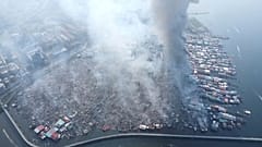 Feuer zerstört Holzhütten in einer Siedlung in Borneo, Malaysia 20.04.2026.