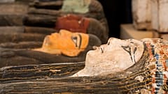 Uma série de múmias policromadas em exposição num museu