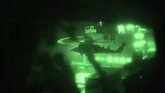 Die Nachtaufnahme des US-Zentralkommandos zeigt einen US-Militärhubschrauber. Marines gehen am 19. April 2026 im Golf von Oman an Bord eines Schiffs.