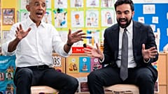 Ex-Präsident Barack Obama und Bürgermeister Zohran Mamdani singen „Wheels on the Bus“ in einer Vorschule im New Yorker Bronx-Stadtteil, Samstag, 18. April 2026.