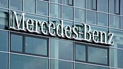 Archivbild: Das Mercedes-Benz-Logo in Berlin, Deutschland, am 25. Juni 2021.