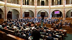 Képviselők a 2025 márciusi Pride-szavazás közben