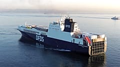 Ένα φορτηγό πλοίο Ro-Ro (roll-on/roll-off) που διαχειρίζεται η DFDS. Το μοντέλο επιτρέπει τη μεταφορά φορτηγών απευθείας μεταξύ λιμένων χωρίς εκφόρτωση. Πηγή: DFDS