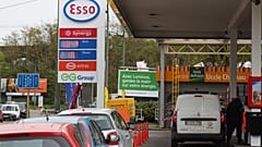 An einer Brüsseler Tankstelle in Belgien stehen am 13. April 2026 die Preise für Benzin und Diesel pro Liter auf einem Schild.