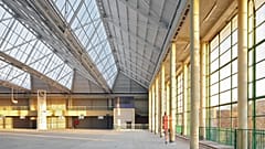 Charleroi Sergi Sarayı'ndaki çatı sundurmalı fuar salonu, EUmies Awards 2026 Mimarlık Ödülü'nü kazandı.
