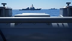المدمرة الأمريكية يو إس إس شوب (DDG86) التابعة للبحرية الأمريكية، على اليسار، والفرقاطة اليابانية جيه إس نوشيرو التابعة لقوات الدفاع الذاتي البحرية اليابانية، تمران بجوار سفين