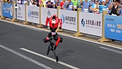 Ένα ρομπότ εκκινεί για τον ημιμαραθώνιο Beijing E-Town Half Marathon και Humanoid Half Marathon στα περίχωρα του Πεκίνου την Κυριακή. 