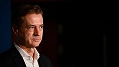 Der slowenische Premierminister Robert Golob spricht am Sonntag, den 22. März 2026, im Parlament in Ljubljana, Slowenien, zu den Medien.