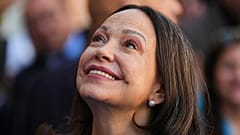 La líder de la oposición venezolana, María Corina Machado, saluda en Madrid, España, el 17 de abril de 2026.