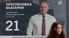 Cartel electoral del expresidente búlgaro Rumen Radev en Sofía, 16 de abril de 2026.
