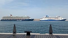 Kreuzfahrtschiffe Mein Schiff 5 und Celestyal Journey sitzen in Doha, Katar, fest
