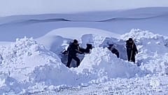 Nach einem starken Schneesturm steckten im russischen Gebiet Transbaikalien am 20. April 2026 mehrere Autos tief im Schnee fest.