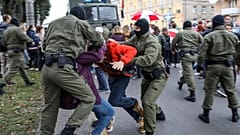 Polizisten nehmen Demonstranten während einer Kundgebung in Minsk fest, 8. September 2020