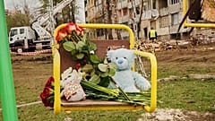DATEI: Blumen und Spielzeug auf einer Schaukel zum Gedenken an die Opfer des russischen Raketenangriffs auf einem Spielplatz in der Nähe beschädigter Wohnhäuser in Kryvyi Rih, 5. April 2025