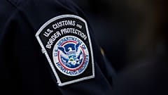 ARCHIV - Ein Zollbeamter trägt ein Abzeichen der US-Zoll- und Grenzschutzbehörde am 27. Oktober 2017 am New Yorker Flughafen John F. Kennedy.