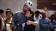 Una pareja hace cola frente al Ayuntamiento de Barcelona para obtener la documentación necesaria para solicitar la amnistía migratoria, en Barcelona, el 20 de abril 2026.