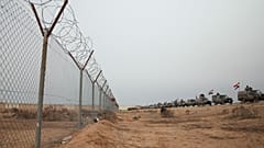 حرس الحدود العراقي يقوم بدورية بمركبات مدرعة على طول الحدود مع سوريا، في سنجار، شمال العراق، الخميس 22 يناير 2026.