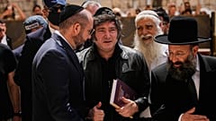 Javier Milei, en el centro, visita el Muro de las Lamentaciones, el lugar más sagrado para la oración judía, en la Ciudad Vieja de Jerusalén, el domingo 19 de abril de 2026