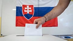 Egy férfi leadja szavazatát az európai parlamenti választásokon Pozsonyban, 2024. június 8.