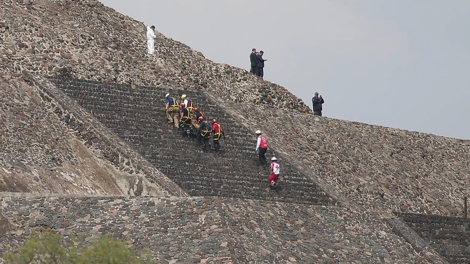 Los forenses retiran el cuerpo de una víctima de una pirámide tras el tiroteo en Teotihuacán, México, el 20 de abril.